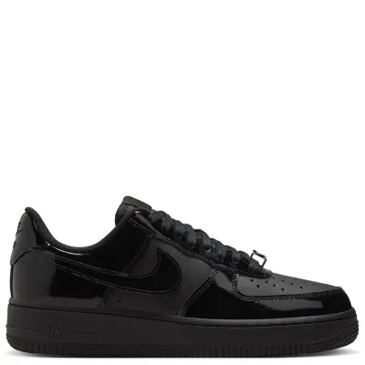 Medial side profile of Nike Air Force 1 ’07 in triple black with patent overlays and clean tonal finish
