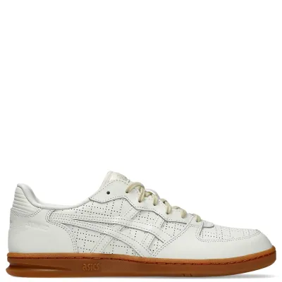 Lateral profile of the ASICS SKYHAND OG in Cream/Hinoki Beige showcasing retro handball design.