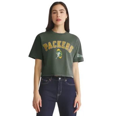 Front view of green ’47 Brand Packers women’s cropped tee with distressed gold lettering and vintage football graphic.