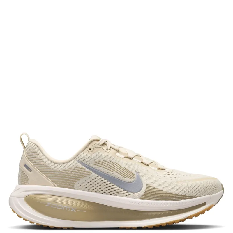 Lateral profile of the Nike Vomero 18 showing a silver Swoosh, breathable mesh and ZoomX cushioning.