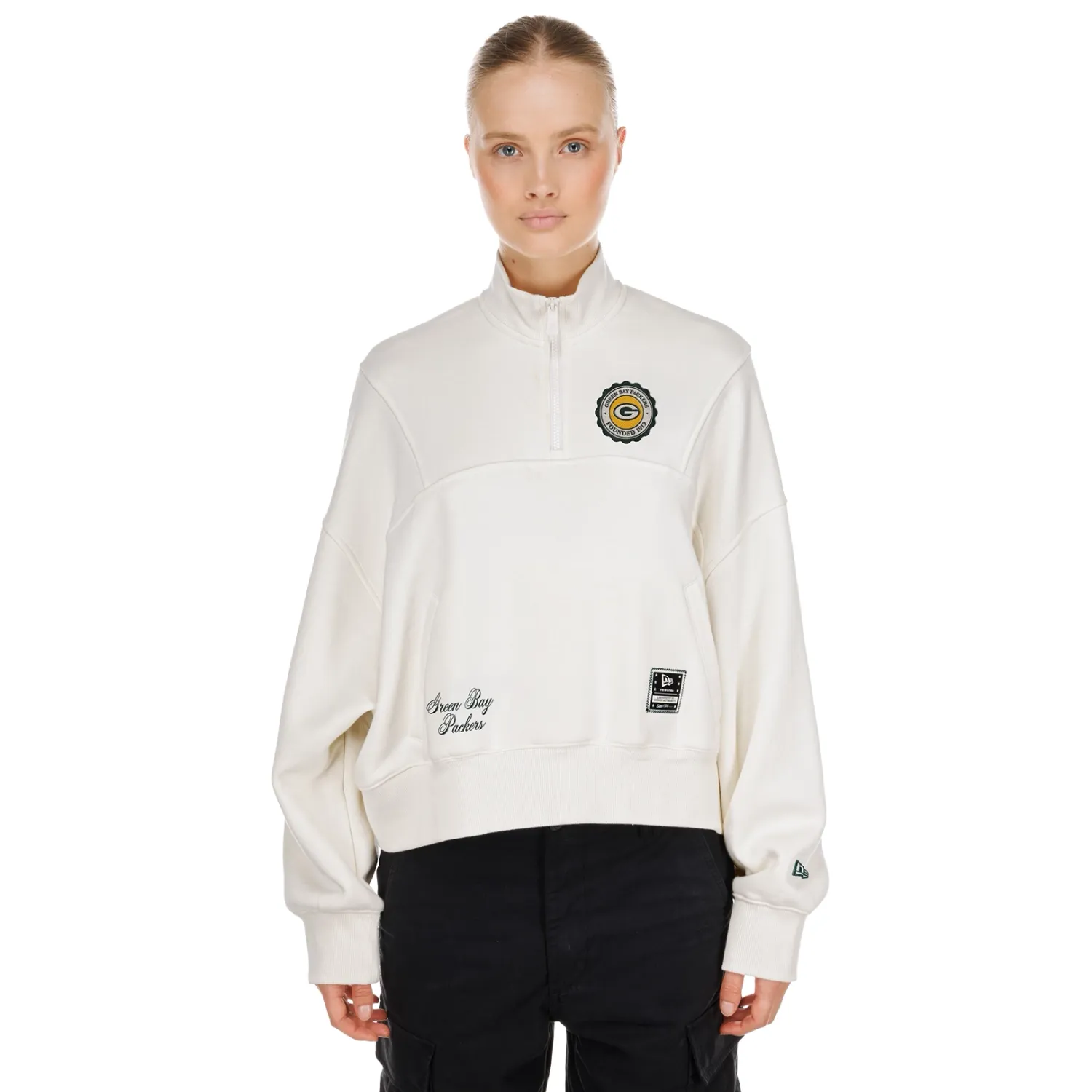 Front view of Dune New Era Packers women’s quarter-zip top with a team crest, script detail and front pockets.
