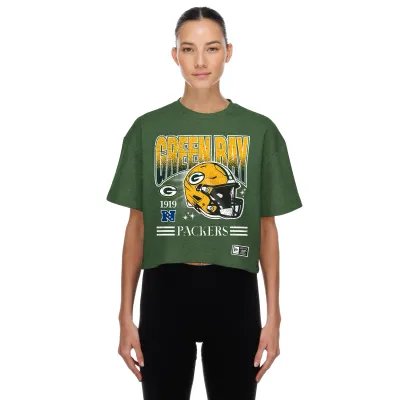 Front view of green New Era Packers women’s crop tee with distressed Green Bay lettering and helmet artwork.