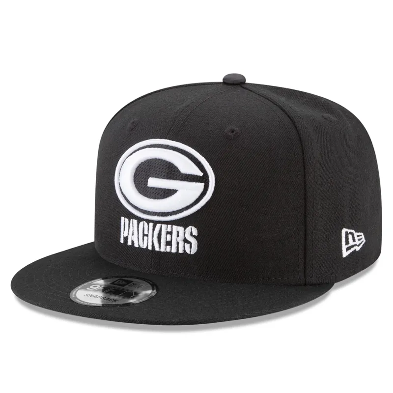 Left-angled view of black New Era Packers 9FIFTY hat with a white embroidered team logo and flat visor.