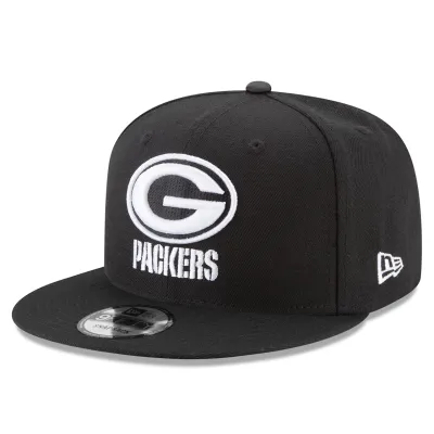 Left-angled view of black New Era Packers 9FIFTY hat with a white embroidered team logo and flat visor.