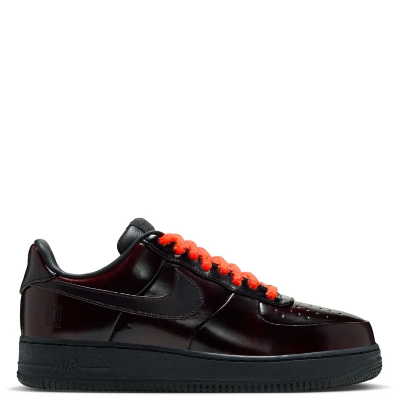 Medial profile of the Air Force 1 ’07 LE with orange laces, black Swoosh and embossed Air Sole detail.
