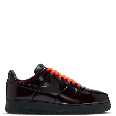 Medial profile of the Air Force 1 ’07 LE with orange laces, black Swoosh and embossed Air Sole detail.