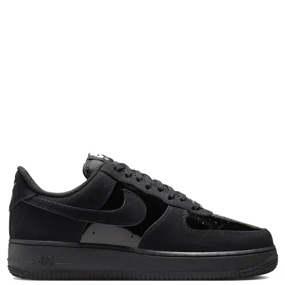 Side profile of the black Nike Women’s Air Force 1 ’07 SE showing glossy panels, a tonal Swoosh and black sole.