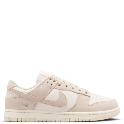 Opposite side view of the Nike Women’s Dunk Low Suede with a small metallic heel Swoosh