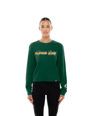Front view of a model wearing the green New Era Packers cropped thermal top with Green Bay lettering