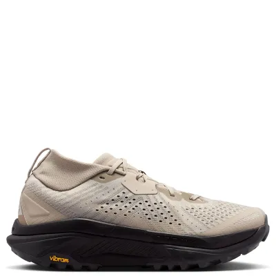 Outer side view of the cream Nike ACG Zegama Trail with tonal panels, a black midsole and Vibram branding.
