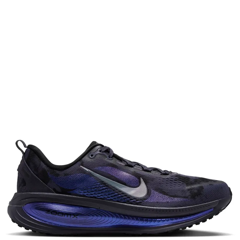 Opposite side view of Nike Vomero 18 with breathable mesh, a grey Swoosh and blue-purple cushioning.