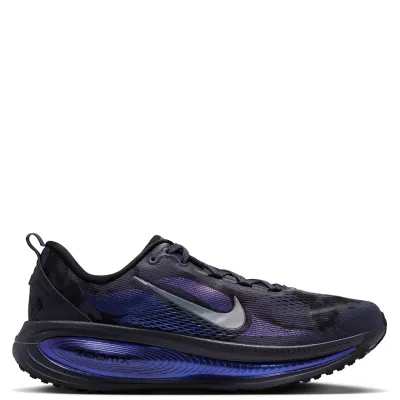 Opposite side view of Nike Vomero 18 with breathable mesh, a grey Swoosh and blue-purple cushioning.