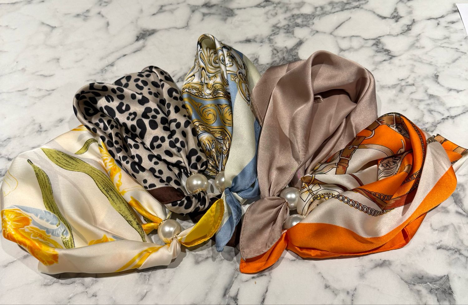 Monique sjaaltjes met parelsluiting