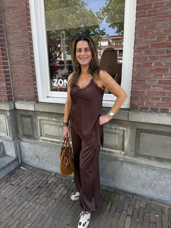 Indira broek satin brown & lace top