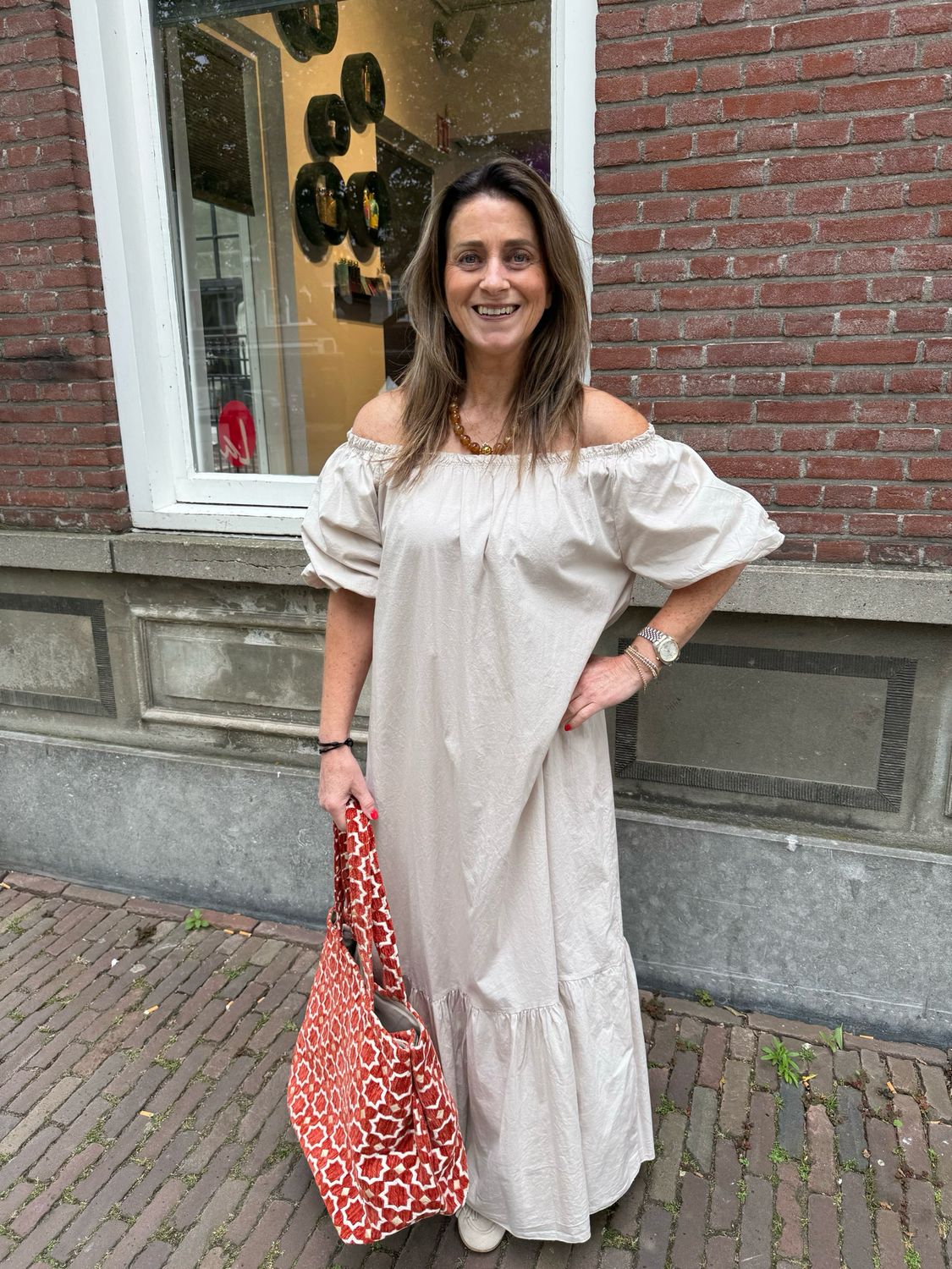 Madelief off-shoulder jurk beige