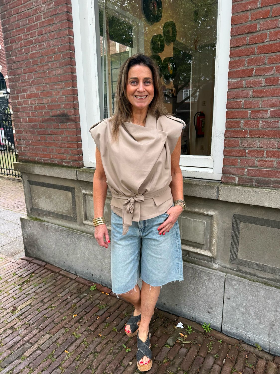 Marly mouwloze blouse beige