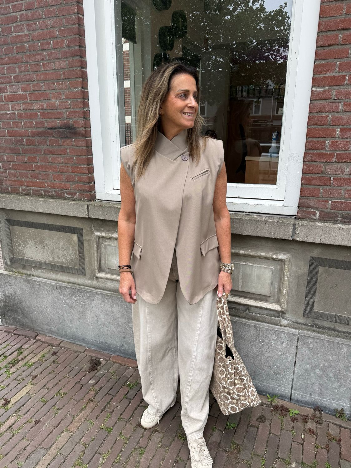 Millie mouwloze blazer kiezel Millie mouwloze blazer kiezel