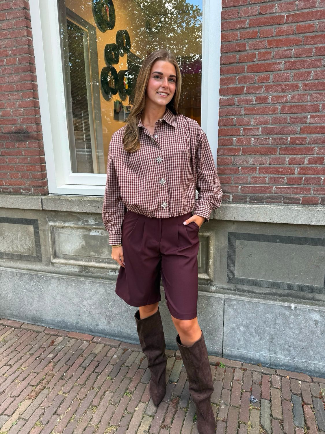 Lies cropped ruit blouse bordeaux met strass knopen Lies cropped ruit blouse bordeaux met strass knopen
