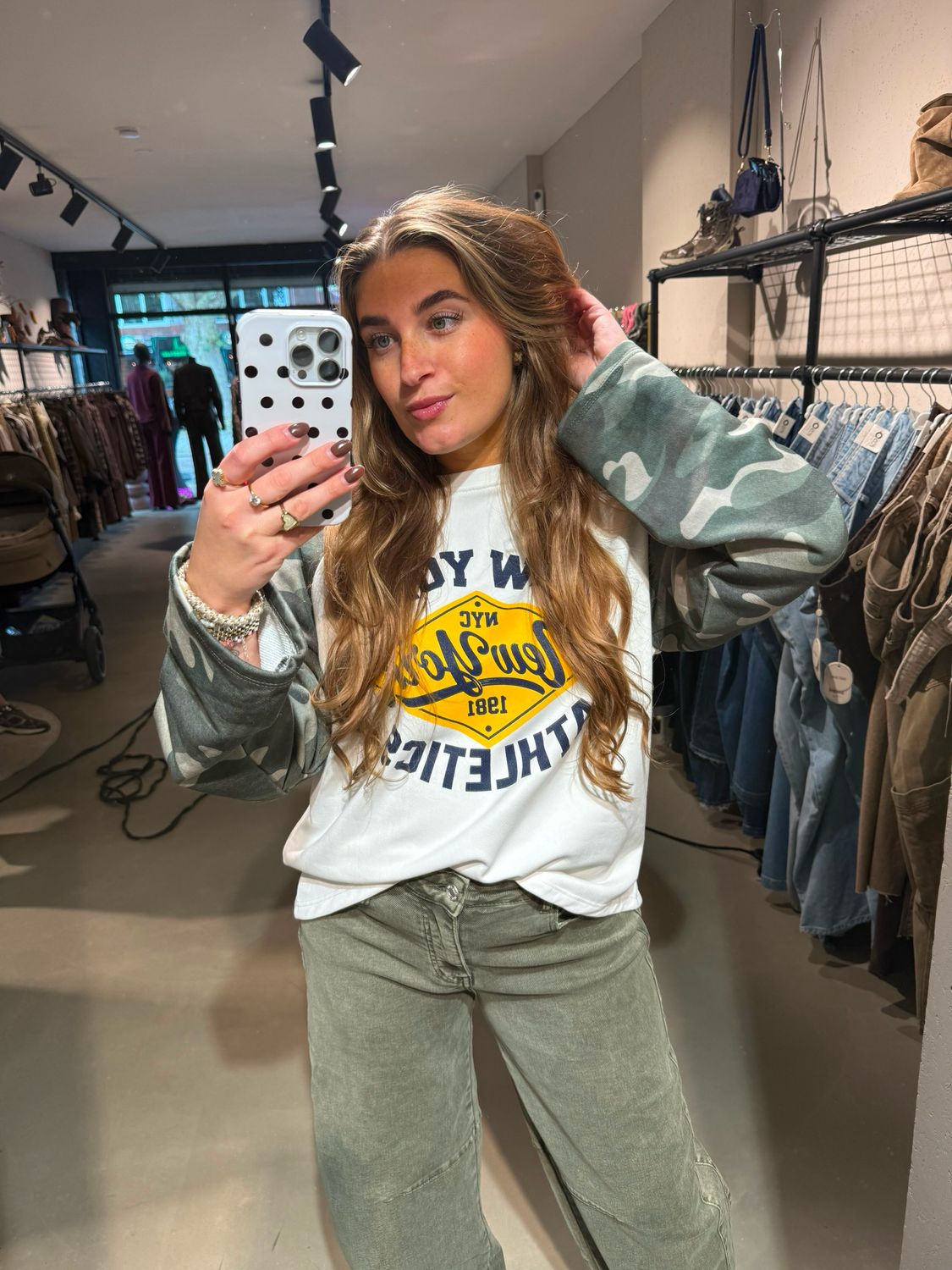 Kyra New York sweater wit met army look mouwen Kyra New York sweater wit met army look mouwen