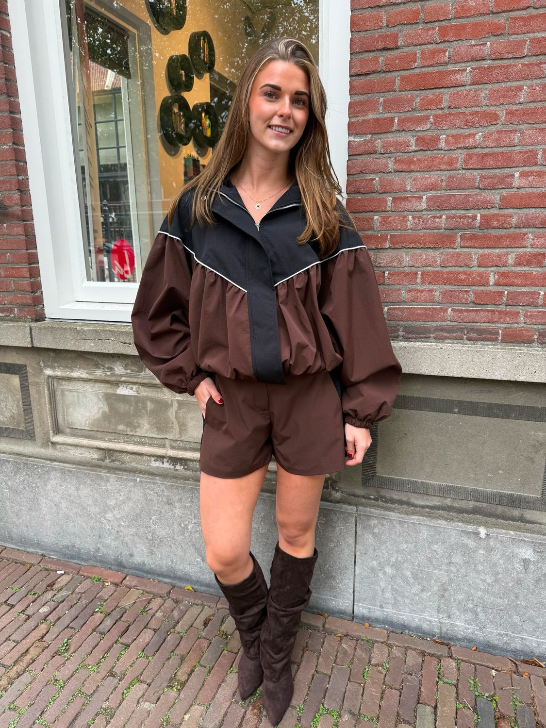 Yara brown short met zwarte side stripe