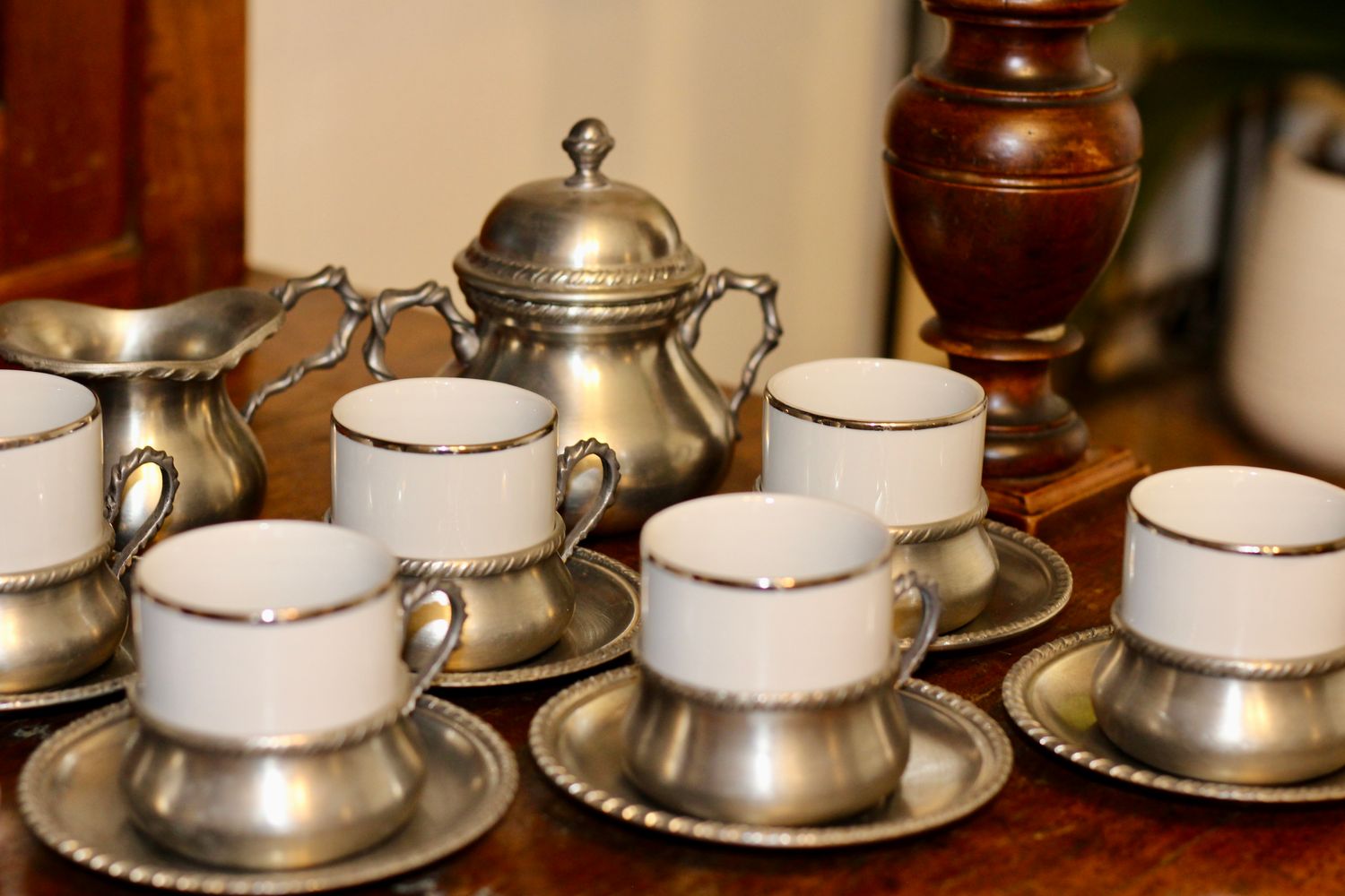 Set da Caffè Vintage  in Ceramica e Peltro – 8 Tazzine con Piattini, Zuccheriera e Lattiera