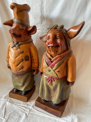 ​Coppia di Maialini Chef/Ristoratori – Sculture Vintage in Resina, Anni ‘60