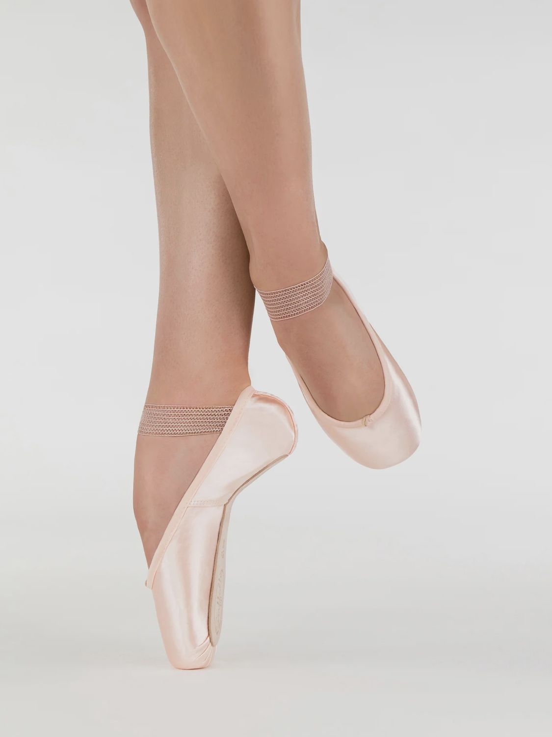 Suffolk: Spotlight Pointe Shoe, Shank: Standard, Size: 6, Width: X