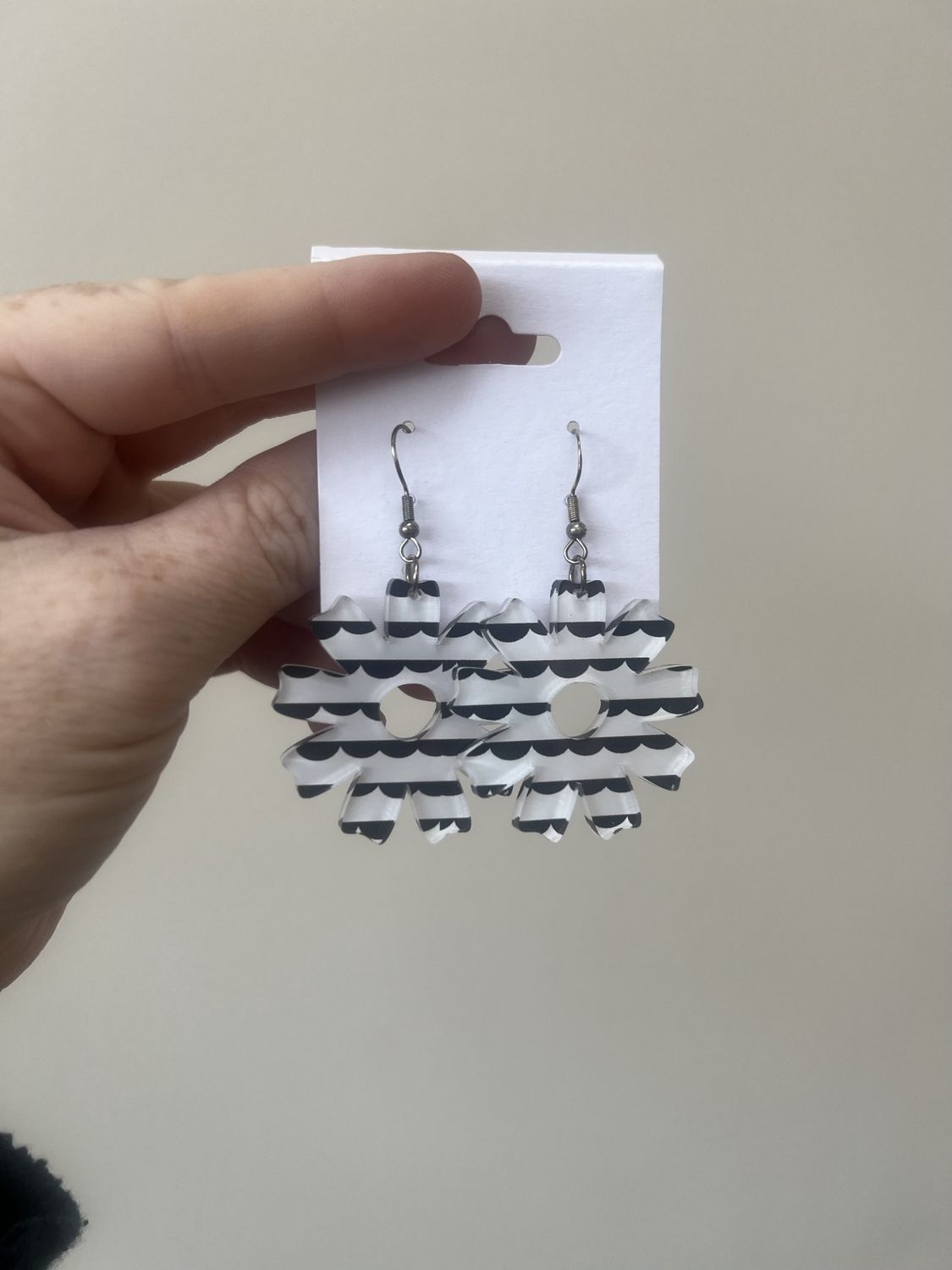 Lacey Ann Designs: Flower Dangle Earrings, Color: Black &amp; White Scallop