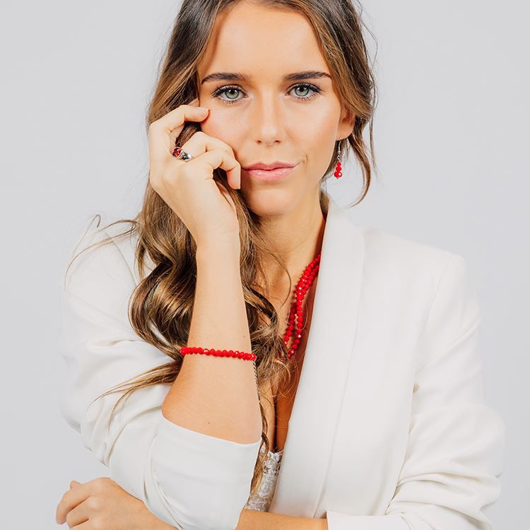 Halskette mit roten Glasperlen