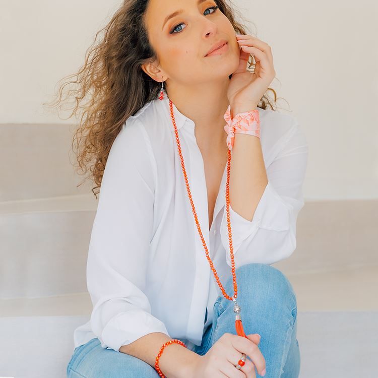 Armband mit orangefarbenen Glasperlen