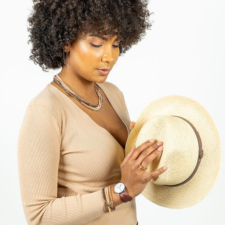 Collier mit beigen Perlenreihen