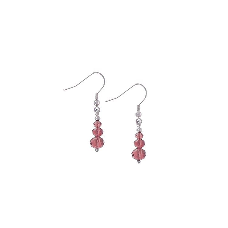 Ohrringe mit purpurrosanen Glasperlen