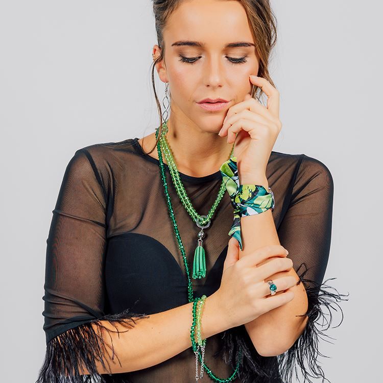 Armband aus smaragdgrünen Glasperlen