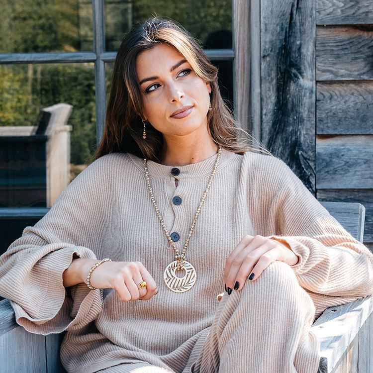 Halskette mit goldenen Glasperlen