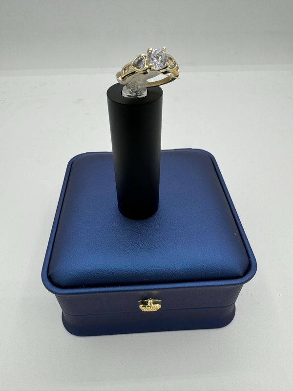 Anillo de piedras blancas fino