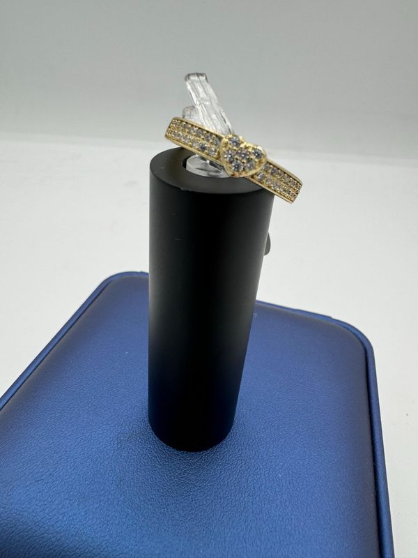 Anillo de corazón con muchas piedras