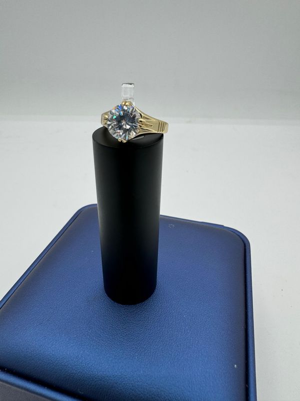 Anillo fino de piedra brillante