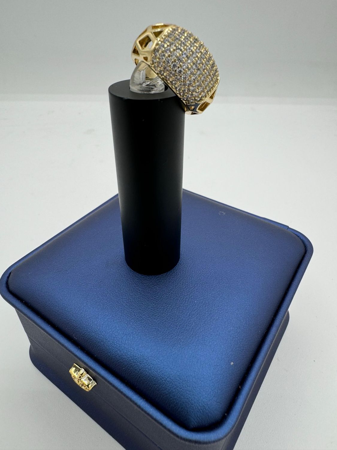 Anillo grande hermoso