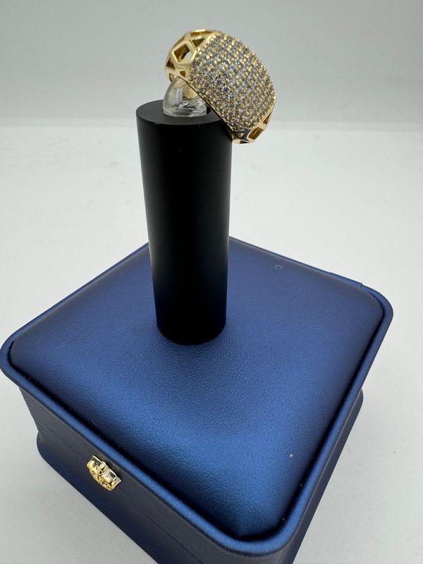 Anillo grande hermoso
