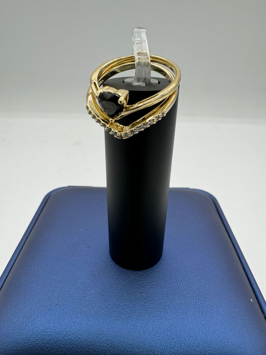 Anillo compromiso de corazón piedra oscura