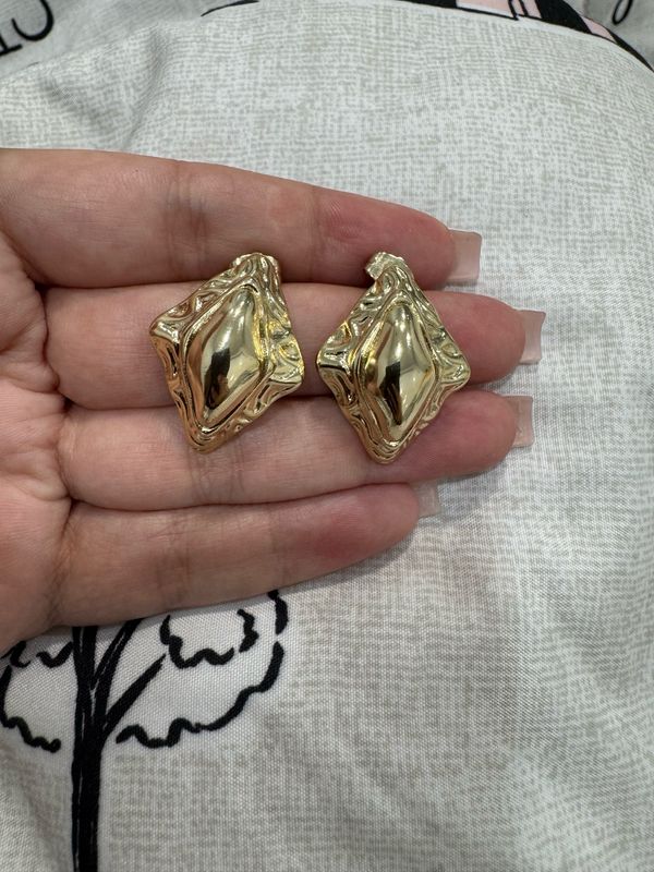 Aretes de mujer omega