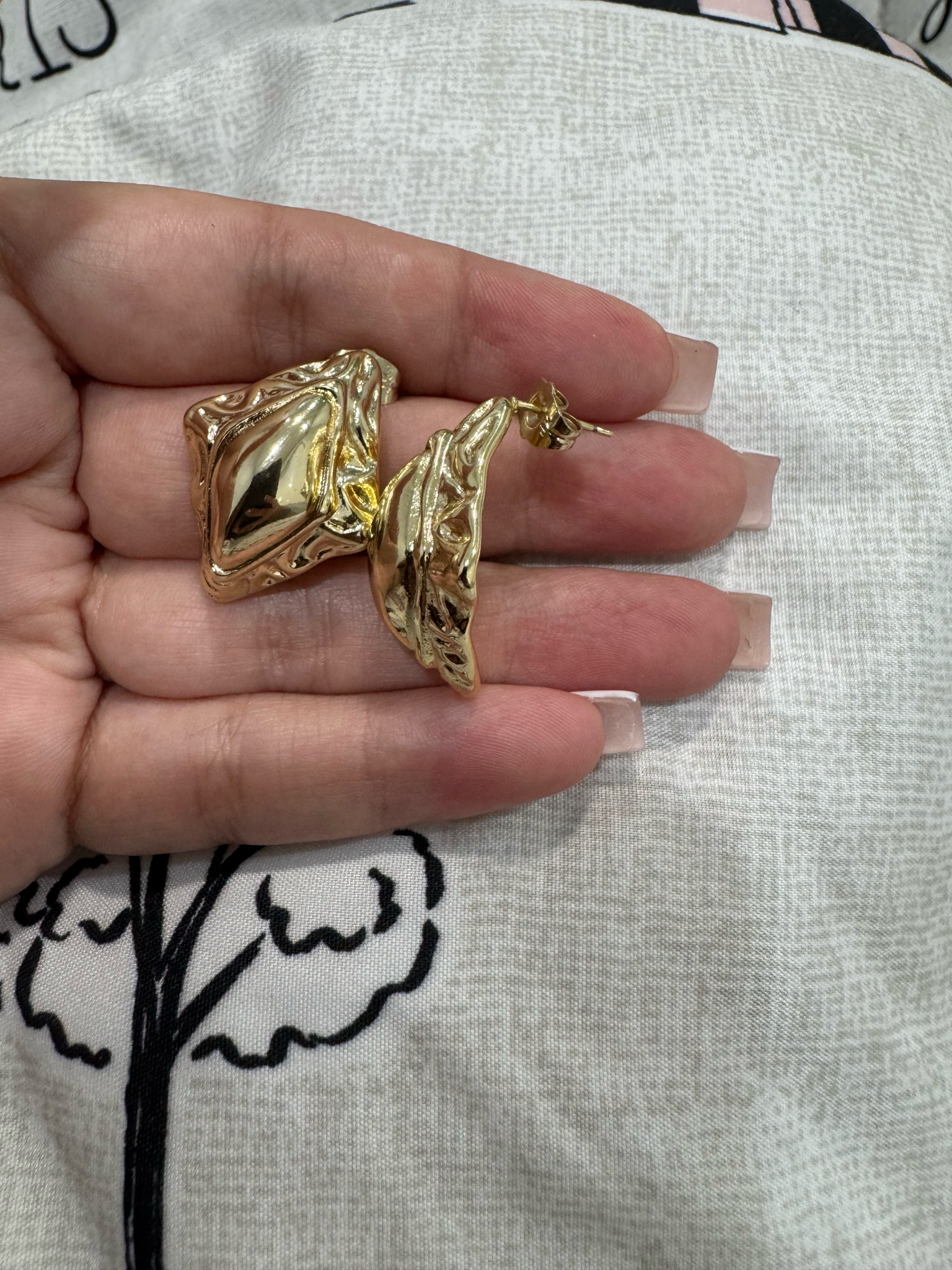 Aretes de mujer omega