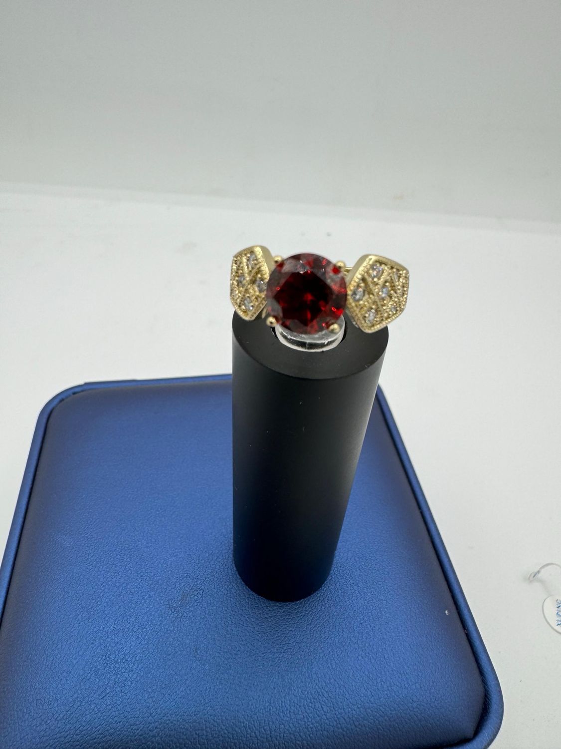 Anillo piedra roja