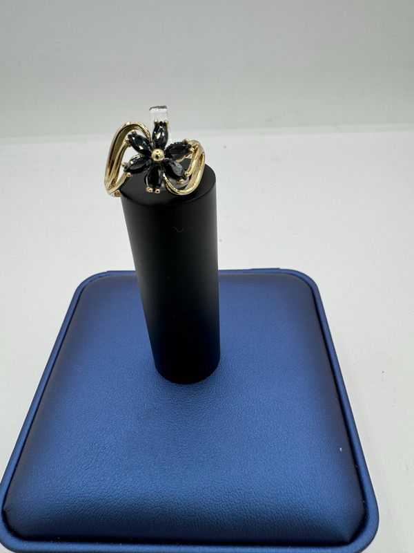 Anillo flor negra