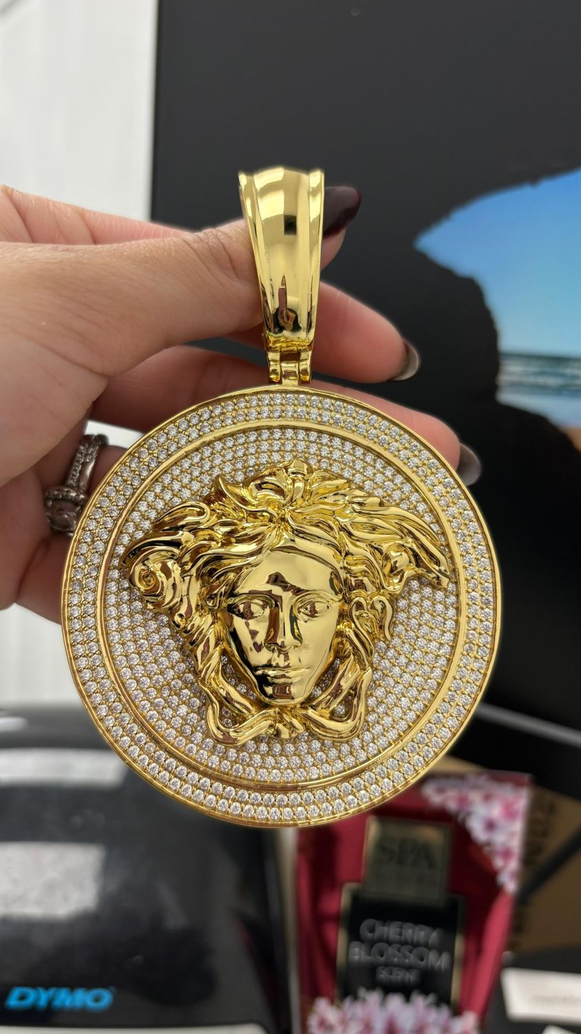 Dije de medusa con circonia