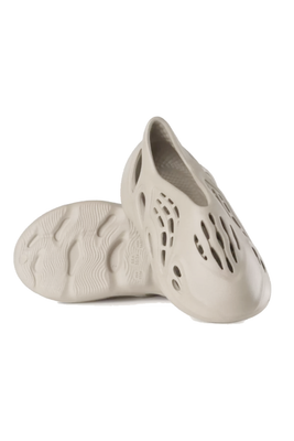 Chinelo unissex na cor off white, com design futurista e recortes vazados para maior ventilação. Possui solado texturizado com ondulações, garantindo aderência e conforto ao caminhar e nome &#39;John Roger&#39; estampado na lateral. Estilo moderno e arrojado, ideal para compor looks casuais e descolados.
