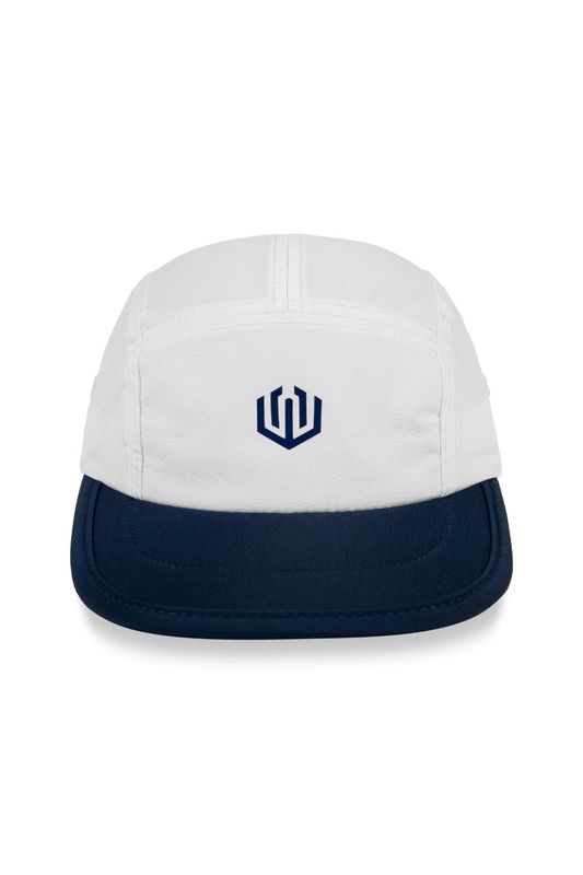 Boné do tipo 5-panel, aba reta maleável com tecido respirável com a parte superior e copa na cor branca e com a aba na cor azul marinho. Possui costuras bem definidas e reforçadas, especialmente nas divisões entre os painéis. Na parte frontal central possui a logomarca da &#39;John Roger&#39; em silk na cor  azul marinho. O fechamento traseiro é do tipo strapback ajustável com regulador de plástico.