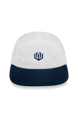 Boné do tipo 5-panel, aba reta maleável com tecido respirável com a parte superior e copa na cor branca e com a aba na cor azul marinho. Possui costuras bem definidas e reforçadas, especialmente nas divisões entre os painéis. Na parte frontal central possui a logomarca da &#39;John Roger&#39; em silk na cor  azul marinho. O fechamento traseiro é do tipo strapback ajustável com regulador de plástico.