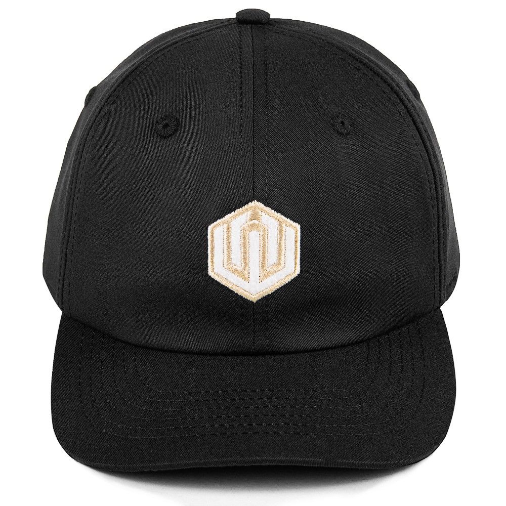 Boné aba curva estilo &#39;dad hat&#39; moldável na cor preto. Na parte frontal possui bordado a logomarca da &#39;John Roger&#39; na cor branco. Na parte de trás do boné o fechamento é tipo snapback ajustável com regulador em plático.