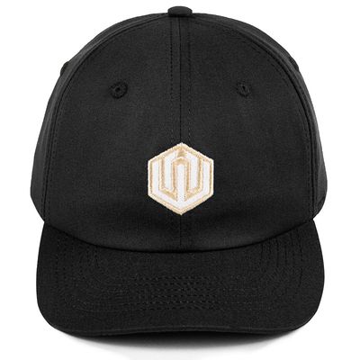 Boné aba curva estilo &#39;dad hat&#39; moldável na cor preto. Na parte frontal possui bordado a logomarca da &#39;John Roger&#39; na cor branco. Na parte de trás do boné o fechamento é tipo snapback ajustável com regulador em plático.